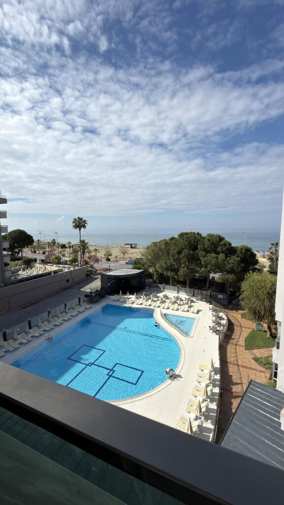 Hotel Ananas bazen - výhľad z izby